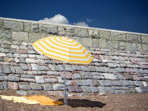Semesterbild på strand och parasoll